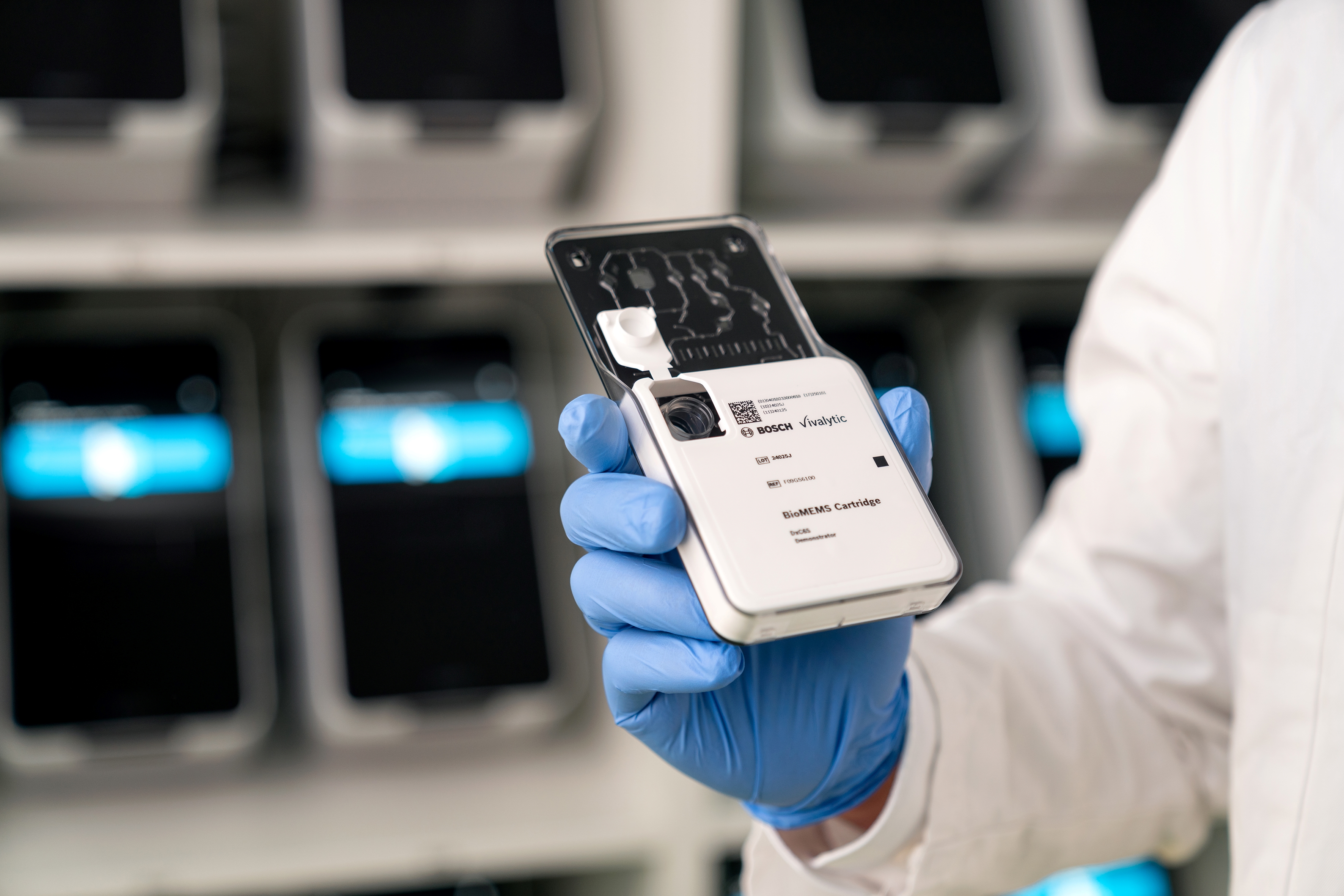 Laboratórium veľkosti smartfónu: Prototyp testovacej kazety BioMEMS pre platformu analýzy Vivalytic