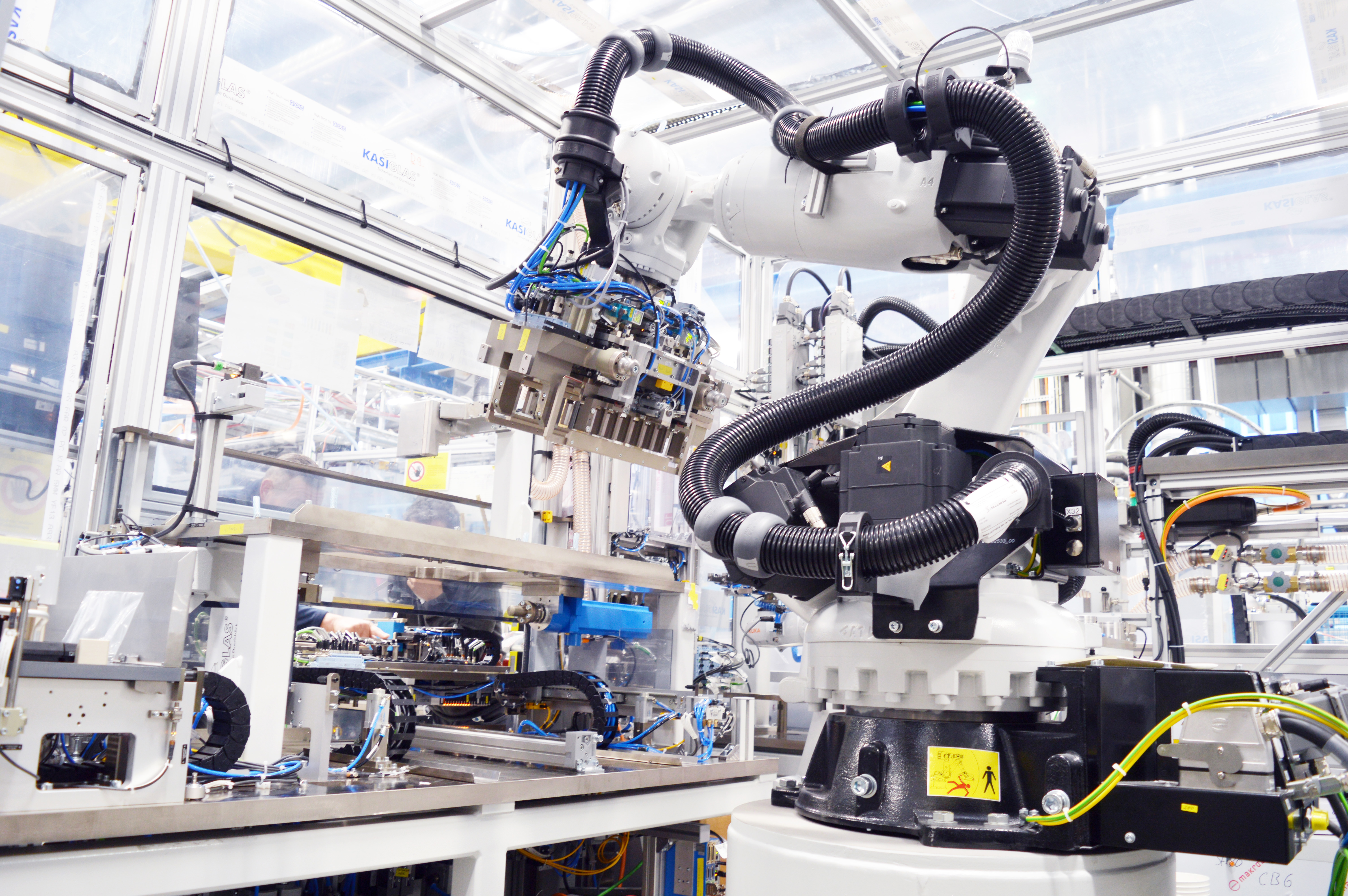 Roboty podporujú výrobu batérií